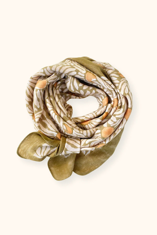 Foulard LALAVIDA Satiné - Marguerite Olive